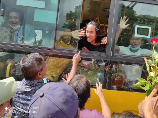 အာဏာသိမ်းမှုအပြီး ဖမ်းဆီးထိန်းသိမ်းခံရသူတွေကို အင်းစိန်ထောင်ကနေ ပြန်လွှတ်ပေးနေပြီ