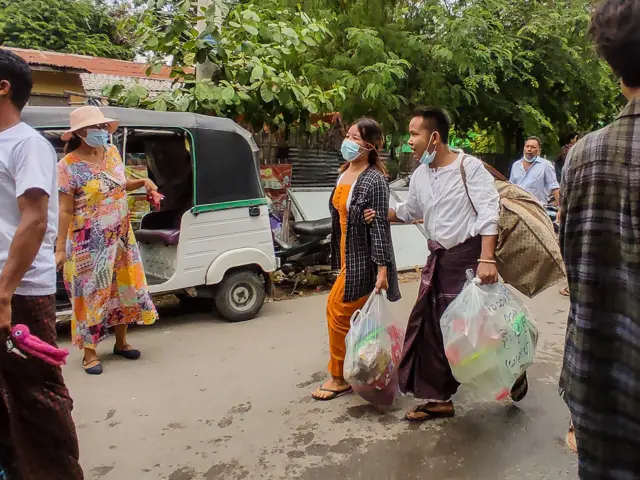 အာဏာသိမ်းပြီးနောက်ပိုင်း အိုးဘိုထောင်ထဲရောက်ခဲ့ရသူတွေ လွတ်ငြိမ်းခွင့်နဲ့ အမှုရုတ်သိမ်းမှုတွေကြောင့် ဒီနေ့ အောက်တိုဘာလ ၁၉ ရက်မှာ ပြန်လည်လွတ်မြောက်လာကြတာဖြစ်ပါတယ်။