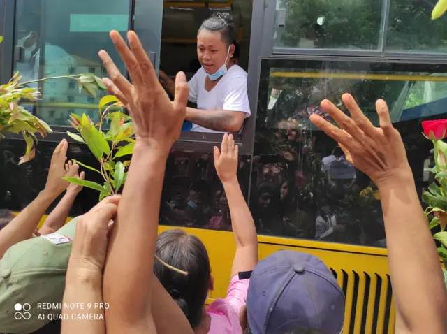 အာဏာသိမ်းမှုအပြီး ဖမ်းဆီးထိန်းသိမ်းခံရသူတွေကို အင်းစိန်ထောင်ကနေ ပြန်လွှတ်ပေးနေပြီ