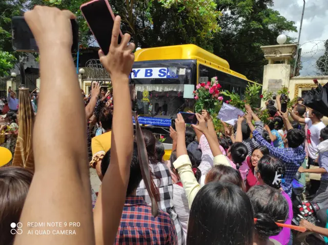 အာဏာသိမ်းမှုအပြီး ဖမ်းဆီးထိန်းသိမ်းခံရသူတွေကို အင်းစိန်ထောင်ကနေ ပြန်လွှတ်ပေးနေပြီ