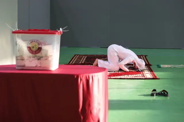 Wani na Sallah a kusa da akwatin zaɓe