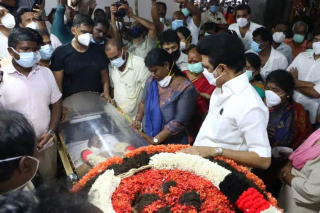 வீரபாண்டி ராஜா உடலுக்கு அஞ்சலி செலுத்தும் மு.க.ஸ்டாலின்.