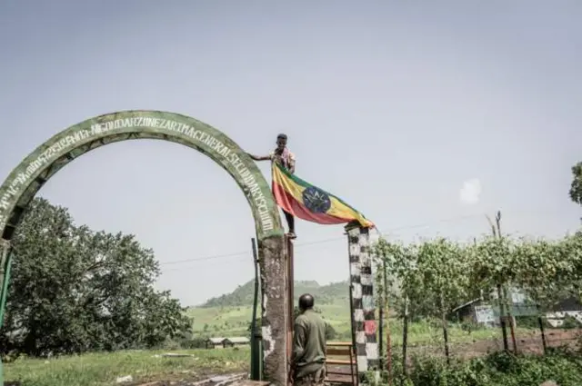 Troops advancing to the front line are said to be accompanied by government-allied militias