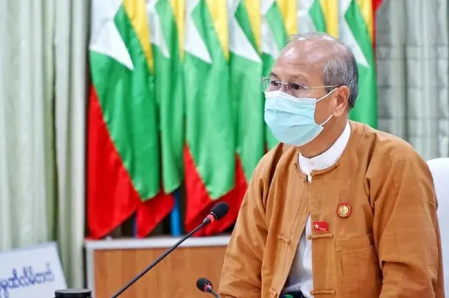 မကွေးဝန်ကြီးချုပ် ဒေါက်တာအောင်မိုးညိုကို သံခြေချင်းနဲ့ ရံးချိန်းထုတ်