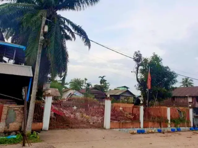 ပေါက်ကွဲမှုဖြစ်အပြီး အဆောက်အအုံတစ်ခုလုံးပြိုကျခဲ့တဲ့ ထားဝယ်မြို့က NLD ပါတီရုံး