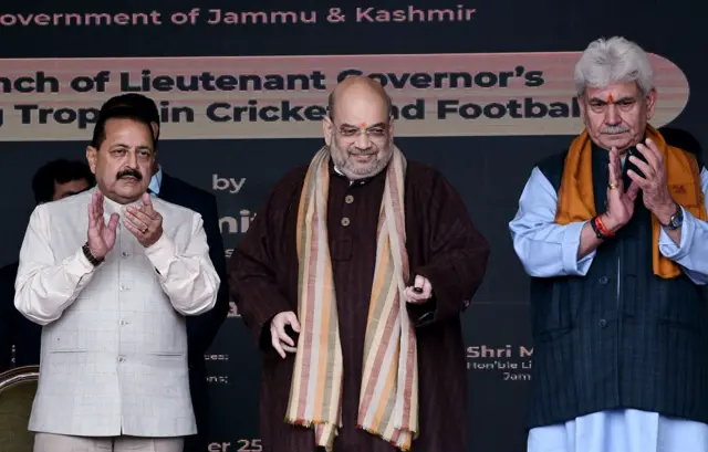जम्मू और कश्मीर यात्रा के दौरान उपराज्यपाल मनोज सिन्हा के साथ अमित शाह