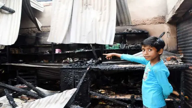 طفل هندي يشير إلى الدمار