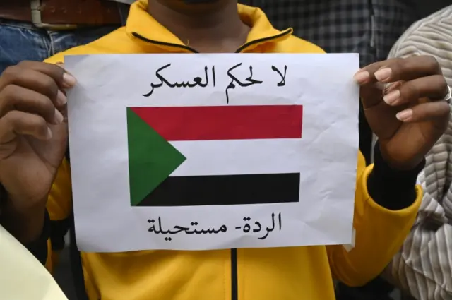 شهدت العديد من المدن في الدول الغربية أمس الخميس مظاهرات ضد ما يعتبرونه إنقلابا عسكريا