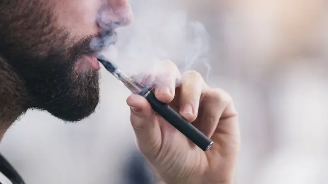 رجل يدخن سيجارة إلكترونية