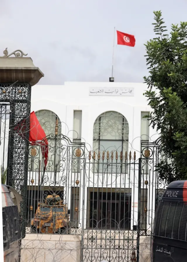 الأزمة في تونس: توقيف نائب ومقدم برامج بتهمة التآمر على أمن الدولة وإهانة القوات المسلحة