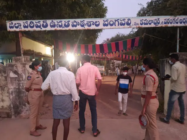 హుజూరాబాద్ నియోజకవర్గం వంగపల్లిలో పోలింగ్ కేంద్రం