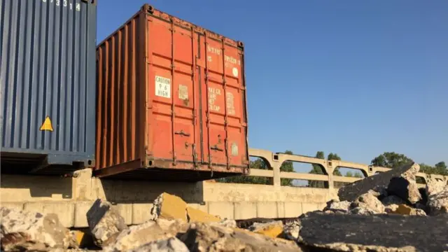 सड़क पर रखे कंटेनर