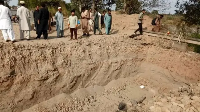 खोदी गई सड़क