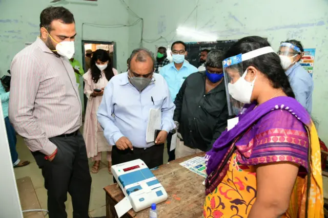 ఈవీఎంలు పరిశీలిస్తున్న అధికారులు