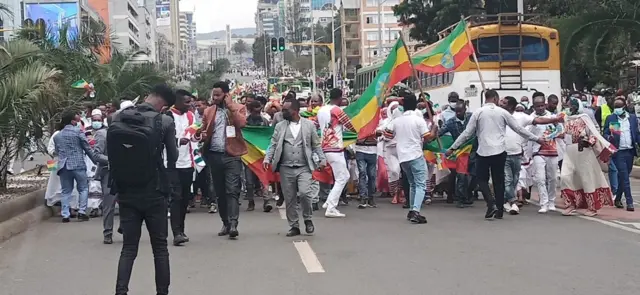 ወደ መስቀል አደባባይ