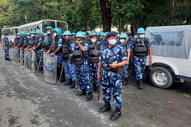 लखनऊ में समाजवादी पार्टी के अध्यक्ष अखिलेश यादव के घर के बाहर तैनात रैपिड एक्शन फोर्स के जवान