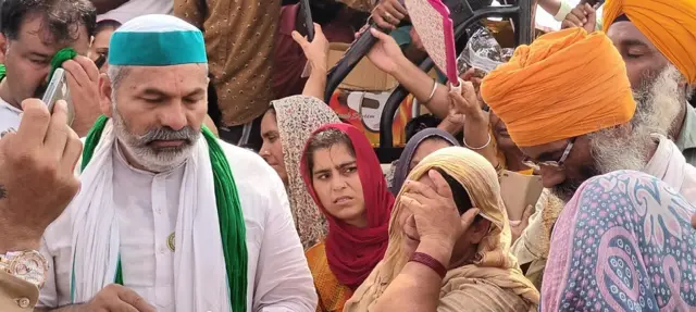 लखीमपुर खीरी में राकेश टिकैत पीड़ित परिवारों के साथ