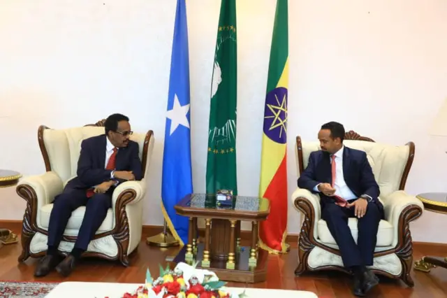 የሶማሊያው ፕሬዚዳንት ሞሐመድ አብዱላሂ ፋርማጆ ከገንዘብ ሚኒስትሩ አቶ አህመድ ሽዴ ጋር