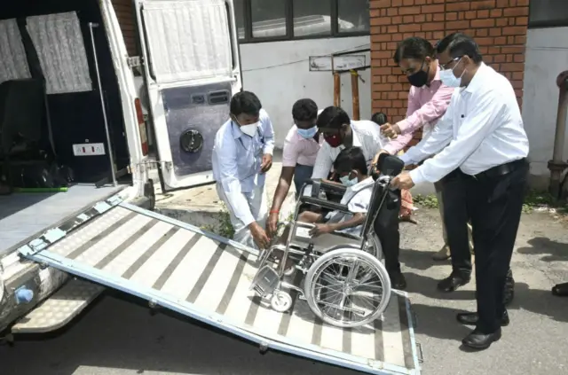 மாற்றுத்திறனாளிகள்