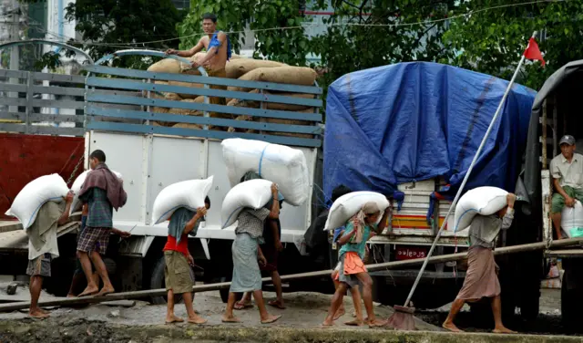 စက်သုံးဆီဈေးတက်ချိန် ကုန်တင်ကားအချို့ထွက်နေဆဲဖြစ်ပေမဲ့ ထပ်တပ်လာရင် တန်ဆာခတိုးယူရဖို့ရှိတယ်လို့ဆို