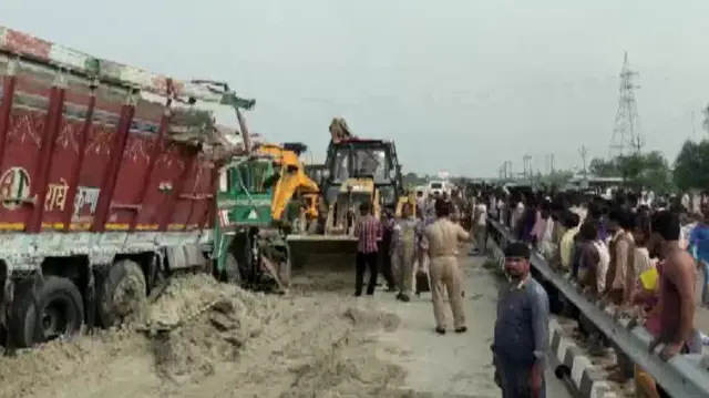 बाराबंकी में सड़क हादसा