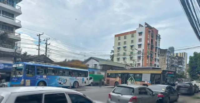 စက်တင်ဘာ ၁၁ရက်က လှိုင်ဘူတာရုံလမ်းလျှပ်စစ်ရုံးအနီးပေါက်ကွဲမှုဖြစ်ပြီးနောက် လမ်းပိတ်ထားသည့်မြင်ကွင်း