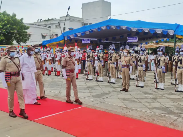 காவல் துறை அணிவகுப்பை பார்வையிடும்