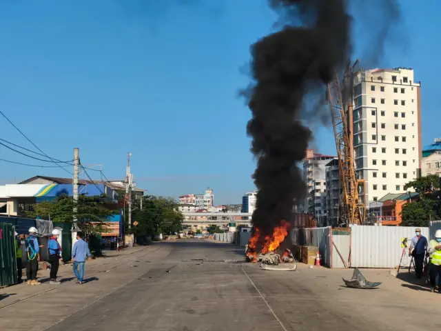 လမ်းမတော်မှာ ကားတစ်စီးအကြိမ်ကြိမ်ပေါက်ကွဲမှုဖြစ်