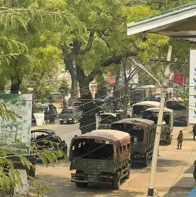 မုံရွာမှာ စစ်ကောင်စီတပ်တွေ ဧပြီလက လုံခြုံရေးယူထားတာကုတွေ့ရ ( ပုံဟောင်း)