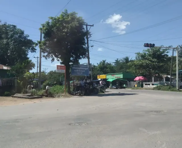 ကော့မှူးမြို့နယ်အတွင်းဆိုင်ကယ်ကယ်ရီဂိတ်တစ်နေရာ(ပုံဟောင်း)