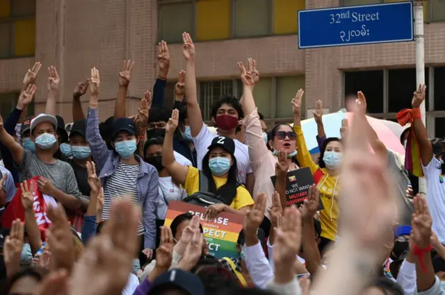 LGBT တွေက ရန်ကုန်မြို့လယ်မှာ ဖေဖော်ဝါရီလနှောင်းပိုင်းတုန်းက  ပြုလုပ်ခဲ့တဲ့ စစ်အာဏာရှင်ဆန့်ကျင်ရေးဆန္ဒပြပွဲ