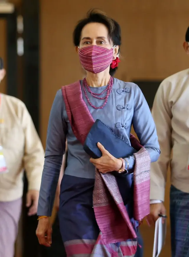 နေပြည်တော်မှာ မနှစ် သြဂုတ်လတုန်းက ကျင်းပခဲ့တဲ့ ၂၁ ရာစုပင်လုံအစည်းအဝေးကို တက်လာတဲ့ဒေါ်အောင်ဆန်းစုကြည်