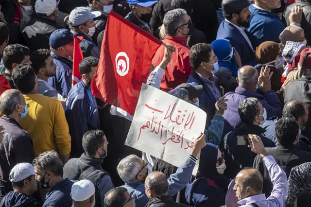 معارضو الرئيس التونسي ينظمون مظاهرة جديدة ضد ما يعتبرونه "انقلابا"