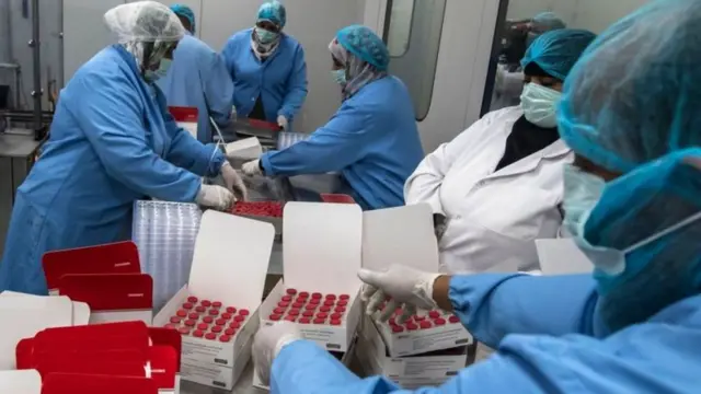 طواقم طبية تعمل على لقاحات