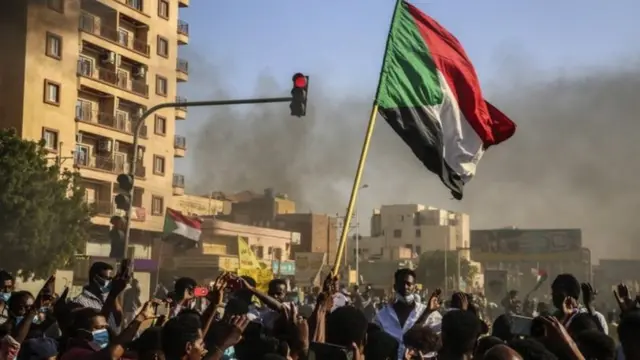 متظاهرون سودانيون