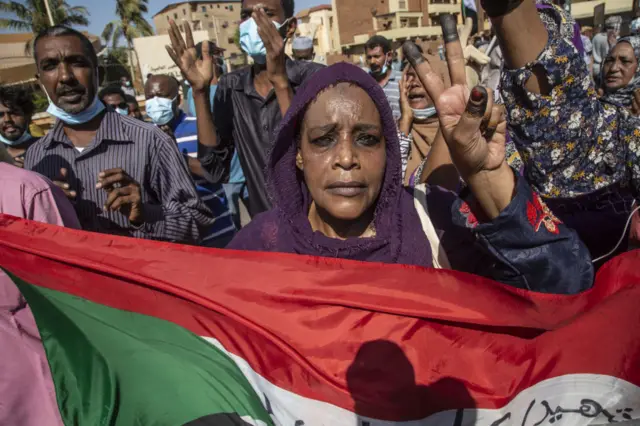 متظاهرة سودانية