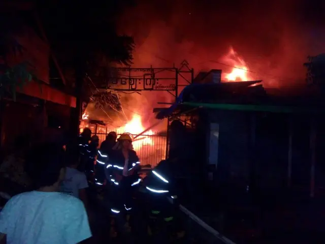 နတ်မောက်ဈေးကြီးမီးလောင်နေမှုကို မီးသတ်ကား ၁၃ စင်းနဲ့ငြိမ်းသတ်ခဲ့ရတယ်လို့ မီးသတ်က ဆိုပါတယ်။