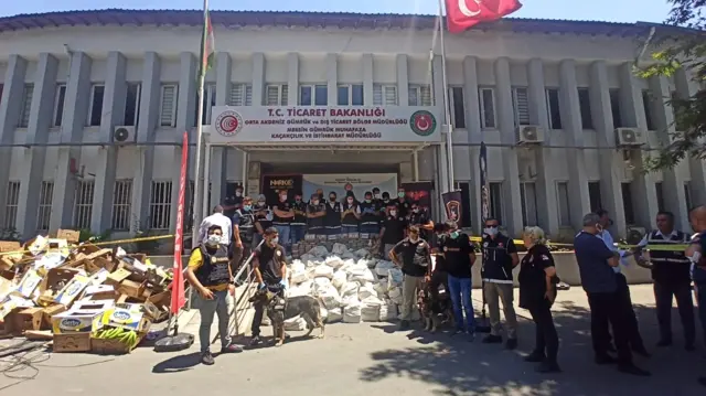 Kolluk kuvvetlerinin ele geçirdiği kokainler böyle sergilenmişti