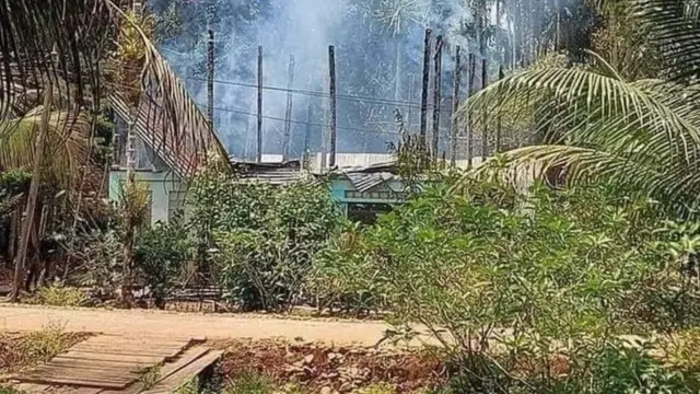 တောင်ပျောက်တိုက်နယ် ကျေးရွာတစ်ရွာ အောက်တိုဘာလ အတွင်းက မီးလောင်နေတာကိုတွေ့ရ