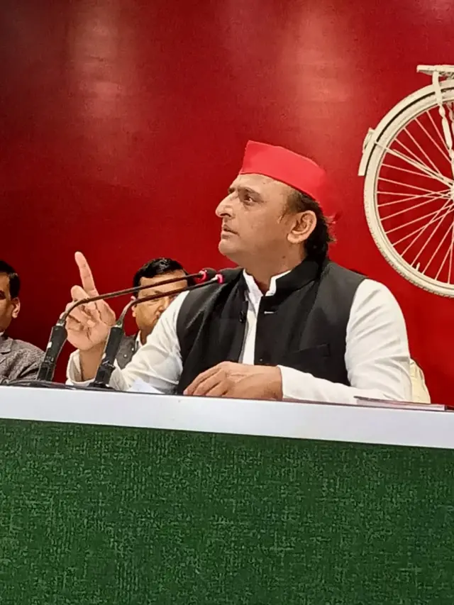 प्रेस कांफ्रेंस में आगरा-लखनऊ एक्सप्रेसवे के वीडियो दिखाए गए
