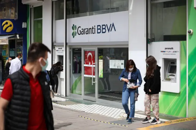 BBVA, Garanti’de kendisine ait olmayan hisselerin alınması için gönüllü pay alım teklifi yaptı: Türkiye bankacılık sektöründe daha önce benzeri görülmemiş bu kararla Garanti hisseleri yükseldi