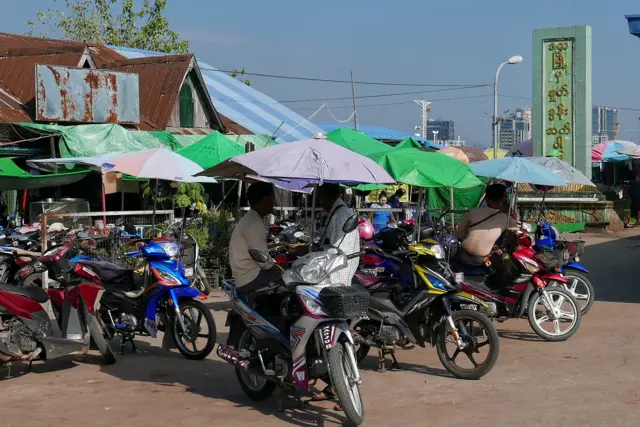 ဒလမြို့မှာလည်း စစ်ကောင်စီဒေသန္တရအုပ်ချုပ်ရေးပိုင်းက ဆိုင်ကယ်စီးနင်းမှုကန့်သတ်ချက်တွေကို ကြေညာနေ