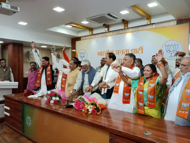 बीजेपी में शामिल हुए सपा के चार एमएलसी