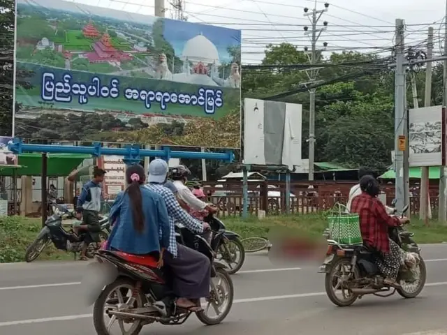 ပြီးခဲ့တဲ့နိုဝင်ဘာလ ၁၄ ရက်တုန်းကလည်း မုံရွာမြို့ပေါ်မှာ စစ်ကောင်စီသတင်းပေးလို့ စွပ်စွဲခံရသူ ဦးပဉ္ဇင်းတစ်ပါး သတ်ဖြတ်ခံခဲ့ရပါတယ်။