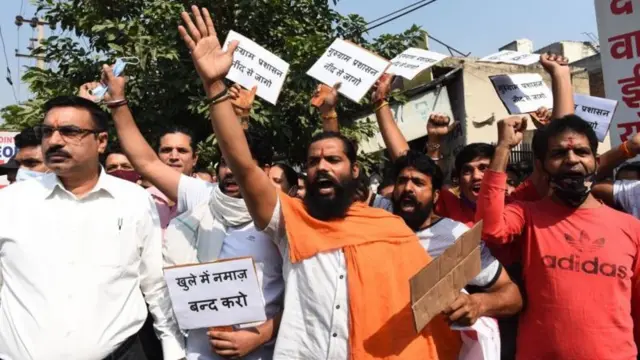 खुले में नमाज़ का विरोध करते हिंदू संगठन