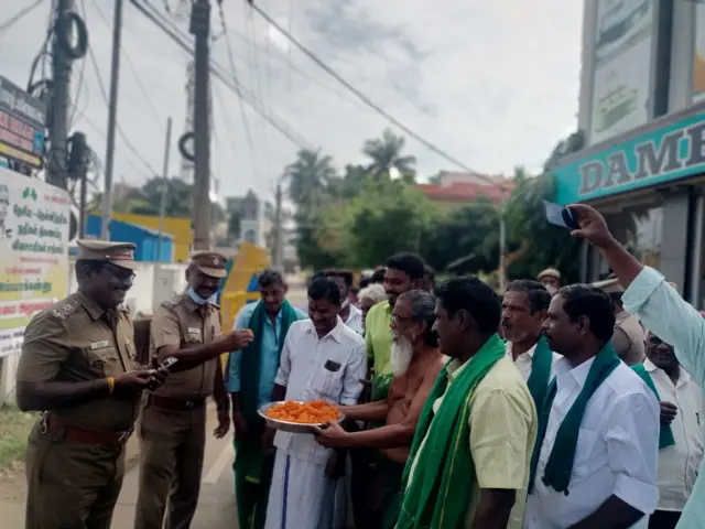 இனிப்பு வழங்கி கொண்டாடும் விவசாய சங்கத்தினர்