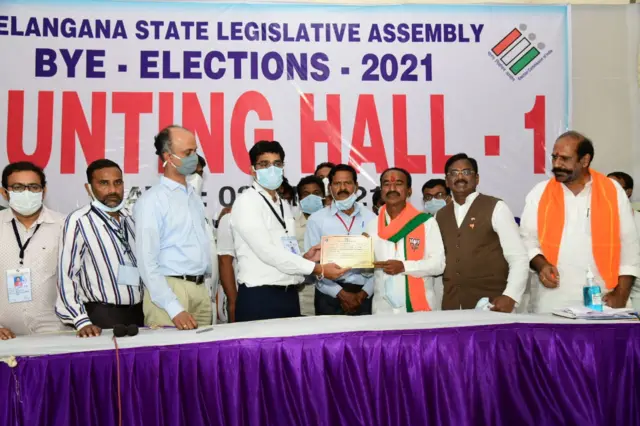 ఎన్నికలో గెలిచినట్లు రిటర్నింగ్ అధికారి నుంచి సర్టిఫికెట్ తీసుకుంటున్న ఈటల రాజేందర్