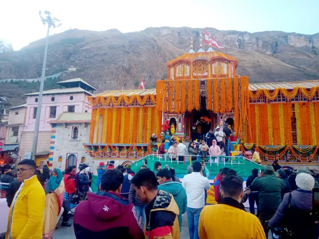 बद्रीनाथ मंदिर के कपाट शनिवार को बंद किए गए. ये तस्वीर एक दिन पहले शुक्रवार की है.
