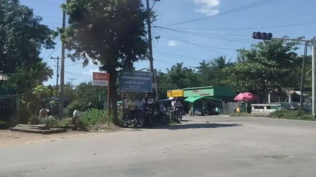 ကွမ်းခြံကုန်းမြို့နယ်ထဲကလမ်းဆုံတစ်နေရာ
