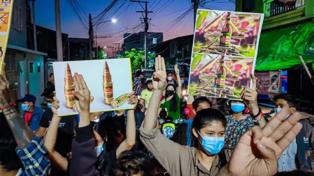 မန္တလေးမှာ စစ်တပ် စီးပွားရေးလုပ်ငန်းတွေရဲ့ ထုတ်ကုန်တွေကို မသုံးဖို့ လူငယ်တွေက ဆန္ဒပြ